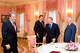 Янукович радиться у вузькому колі з “папєрєдніками”