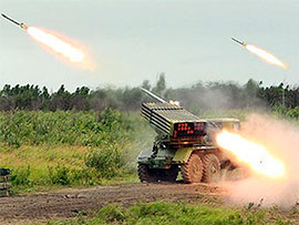 Театрально звинувачуючи Україну, російська артилерія постійно обстрілює українську територію