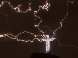 Блискавка вдаряє в статую Христа-Спасителя в Ріо-де-Жайнеро 16 січня 2014