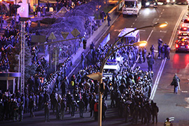 Так все починалося. Міліція заблокувала машини озвучки. 29.11.13 р. фото Сергія Дмитриченка
