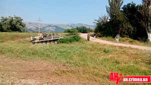 Танк окупантів не вписався в кримську дорогу