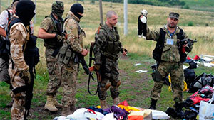 Російські бойовики порпаються в речах загиблих пасажирів рейсу МН17