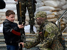 Бойовики на Донбасі використовують дітей як солдатів або «живий щит»