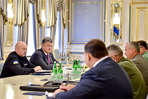 Президент Порошенко наказав привести війська у підвищену боєготовність
