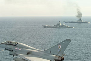 Літаки Typhoon ВПС Великої Британії супроводжують російські військові кораблі «Петр Великий» та «Адмирал Кузнецов» (димить у глибині кадру), 24 січня 2016 року