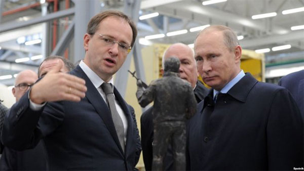 Мєдинський розповідає Путіну про новий шедвр високого російського мистецтва - статуетку “зеленого чоловічка”
