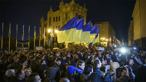 Розведення військ на Донбасі: сотні людей протестували під Офісом президента