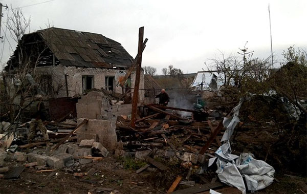 Російські гібридні війська обстріляли цивільні будинки Красногорівки