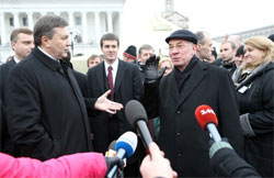 Шоу нечуваної демократії: Президент Янукович і прем’єр Азаров дивляться на народ на Майдані
