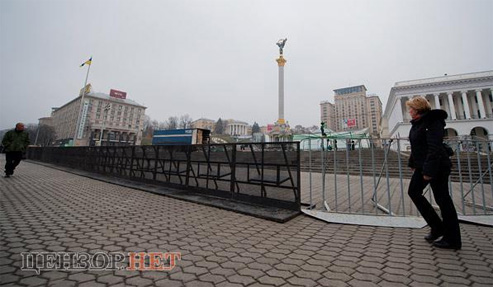 Окупаційна влада вже становила “Малий печерський мур” на Майдані. Фото - Цензор.нет