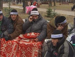 Міліція склала черговий протокол на чорнобильців, які голодують під вікнами Азарова