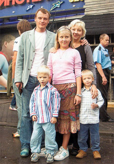 Олексій Серебряков з родиною емігрував до Канади