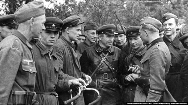 Зустріч представників вермахту та Червоної армії після вторгнення німецьких та радянських військ у Польщу. Брест, 20 вересня 1939 року