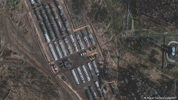 Супутниковий знімок, на якому видно, ймовірно, війська РФ, перекинуті до Смоленської області