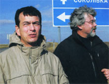 Учасники «битви» за трипільський майданчик Едуард Овчинніков (зліва) на місці «бойової слави» поблизу Шарине з Михайлом Відейко