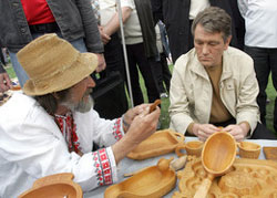 Президент України 6 травня відвідав традиційний весняний ярмарок народного мистецтва у селі Пирогів