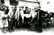 Активісти з с. Удачне Донецької області з конфіскованими колосками біля сільради. 1932 р.