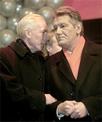 Микола Азаров і Віктор Ющенко на сцені Майдану. 2004 р.