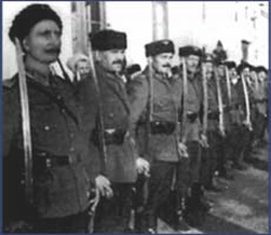 Козаки з особистої варти генерала фон Паннвіца на Балканах. Козаки — ветерани Громадянської війни носять своє традиційне обмундирування та відмінні знаки російських козачих частин, тільки на кубанці знак СС