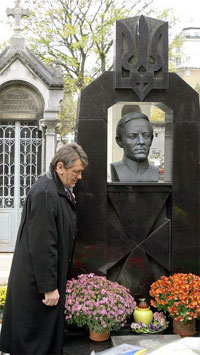 Віктор Ющенко на могилі Симона Петлюри на кладовищі Монпарнас в Парижі