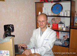 Лікар-іридолог Олександр Агранов може не лише встановити діагноз, а й визначити проблеми зі здоров’ям у майбутньому. Фото - автора.