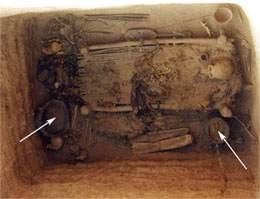 Вік поховання дослідники оцінили, провівши аналіз дерев`яних предметів. Стрілками вказані “сховища” конопель (фото EBR).