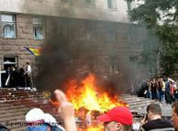 Зверніть увагу на дрібничку, яка присутня майже на всіх фотодокументах із кишинівського Майдану: демонстранти палили якісь папери біля будинків парламенту і президентури, а не усередині.