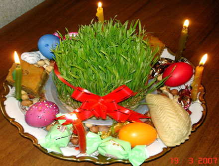 Святковий стіл під час Ноурузу – іранського Нового року, яке відзначають навесні, коли день зрівнюється з ніччю, стає “великим”. Неодмінні атрибути столу – крашанки, вареники з сиром, солодкі тістечка, свічки, а посередині – миска з пророслим збіжжям, прямий аналог української “зеленої гірки” на великодньому столі 