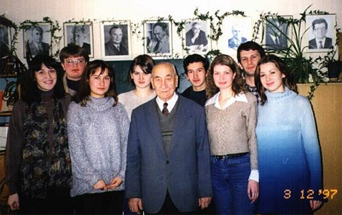 Борис Рибаков серед студентів-істориків МДУ (1997 р.)