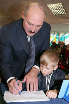 Лукашенко на публічних заходах часто перебуває разом з молодшим сином Миколкою