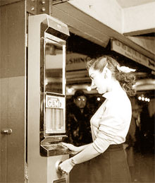 Американка купує жувальну гумку з автомата. Перші такі з’явилися в Нью-Йорку 1888 року(фото з сайту lookatme.ru)