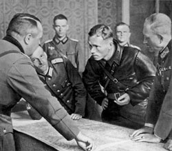 Штабні офіцери вермахту і радянської армії узгоджують взаємодію. Архівне фото