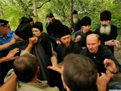 Ченці у Свято-Троїцькому монастирі вдалися до сили, щоб узяти під контроль будинок, вересень 2009 року (фото: Олександр Калашников)