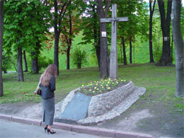 Пам`ятний хрест на Героям Крут на Аскольдовій могилі. Тут були поховані справжні Захисники Вітчизни...