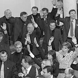 Славнозвісне «парнопокпитне» голосування за політреформу Медведчука-Мороза-Симоненка у 2004 році