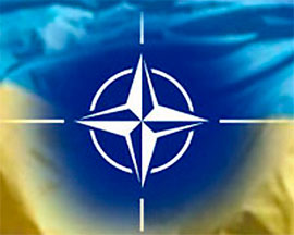 Чому Україна має йти до НАТО, а не смішити ядерними розмовами
