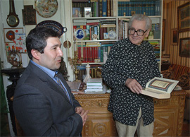 Омар Дерменджі (ліворуч) із Павлом Загребельним, який тримає в руках український переклад Корану