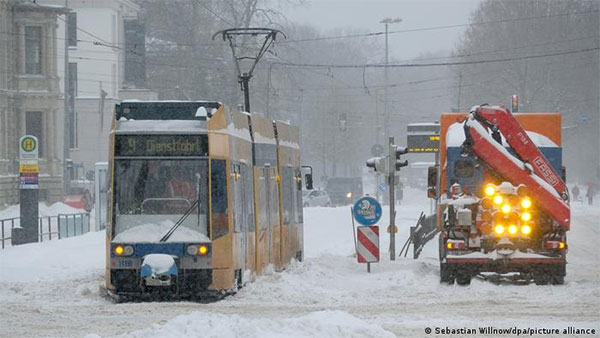 Хто у Німеччині прибирає сніг: за лопату беруться не лише комунальники