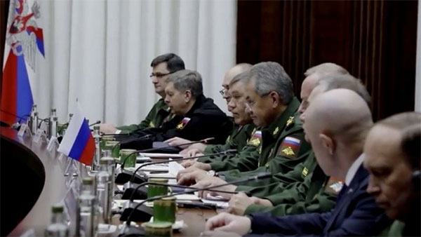 Бізнесмен Євген Пригожин (другий праворуч) - єдина людина в цивільному серед учасників зустрічі з лівійською військовою делегацією в листопаді 2018 року