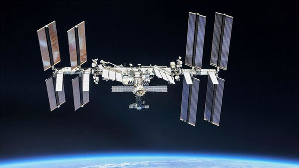 Астронавтам і космонавтам на МКС довелося на деякий час перейти на свої космічні кораблі на випадок евакуації