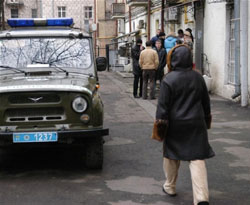 Біля столичного будинку на вулиці Городецького постійно чергує міліцейський ”бобик”. Вхід до будинку вже кілька разів намагалися захопити молодики з комерційної фірми (фото: Євген КОЛЕСНИК) 