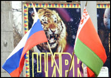31 грудня 2005 р. Москва. Шоу перекриття газу Україні. 31 грудня 2006 р. Те ж саме, тільки замість України - Білорусь і Грузія. 31 грудня 2005 р. Москва. Шоу перекриття газу Україні. 31 грудня 2006 р. Те ж саме, тільки замість України - Білорусь і Грузія.