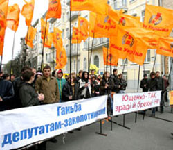 Під Секретаріатом Президента мітинг. Янукович звідти пішов мовчки
