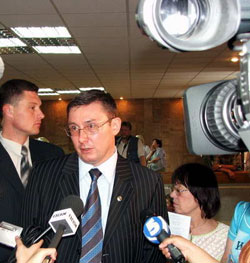 Луценко вважає, що дату голосування знову перенесуть Луценко вважає, що дату голосування знову перенесуть