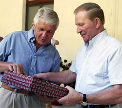 У Москві Литвин зробив Кучмі справжній подарунок - реанімував його план колонізації України У Москві Литвин зробив Кучмі справжній подарунок - реанімував його план колонізації України