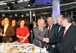 Біля корита. На поляні очікується ротація клерків Біля корита. На поляні очікується ротація клерків