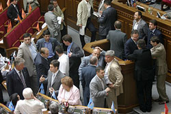 Розваги обранців. Регіонали вдруге блокують трибуну парламенту Розваги обранців. Регіонали вдруге блокують трибуну парламенту