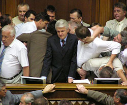 Класові бої недоторканих. Регіонали вчинили бійку з охороною Литвина Класові бої недоторканих. Регіонали вчинили бійку з охороною Литвина