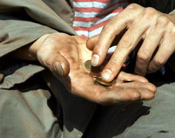 Справжня ціна піар-фішки Януковича - скорочення робочих місць та злидні для більшості українців Справжня ціна піар-фішки Януковича - скорочення робочих місць та злидні для більшості українців