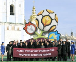 Президент Віктор Ющенко та прем’єр Юлія Тимошенко взяли участь у презентації логотипу ЄВРО-2012